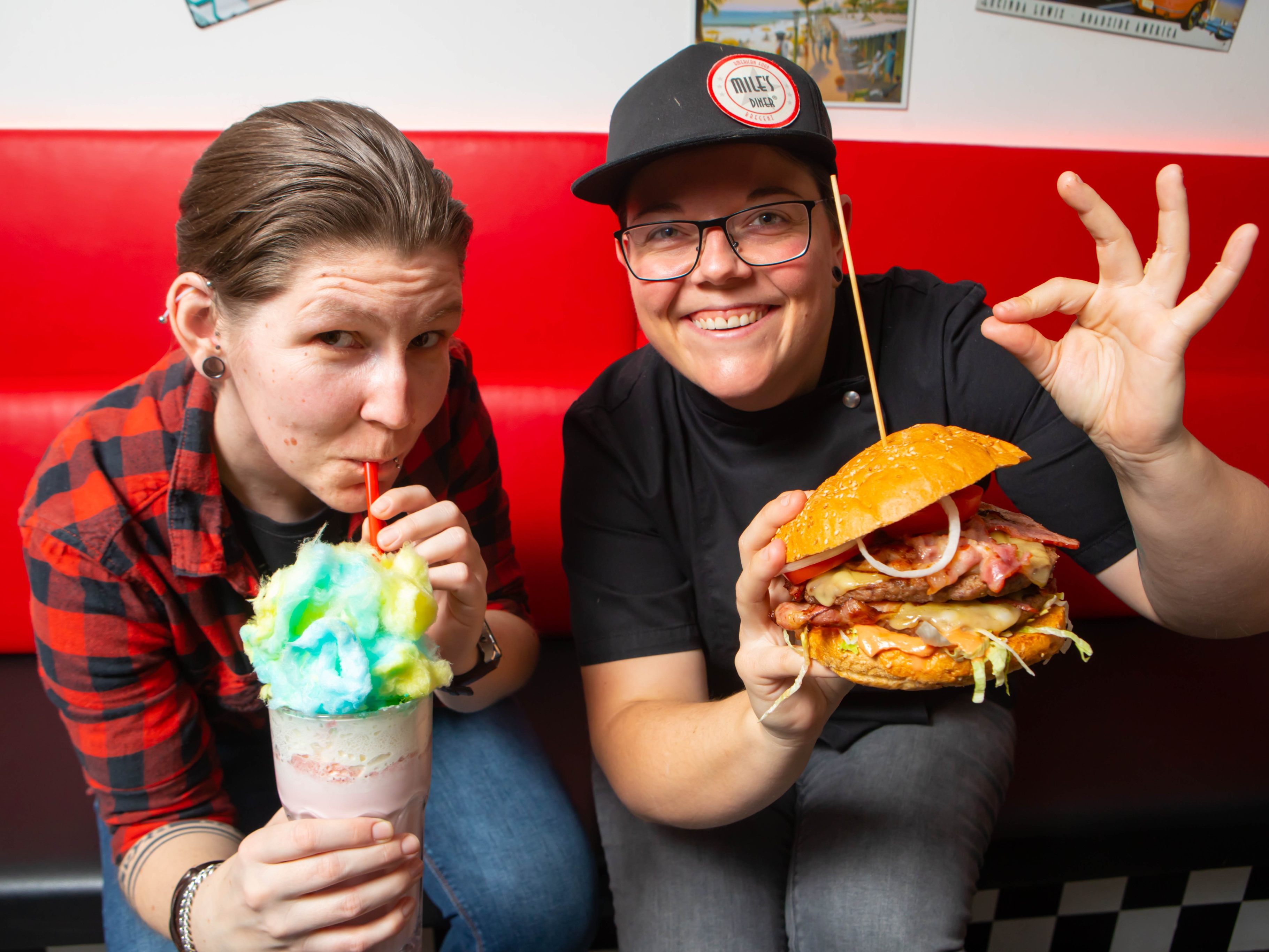 Julia und Patricia stilecht mit Milkshake und Burger.
