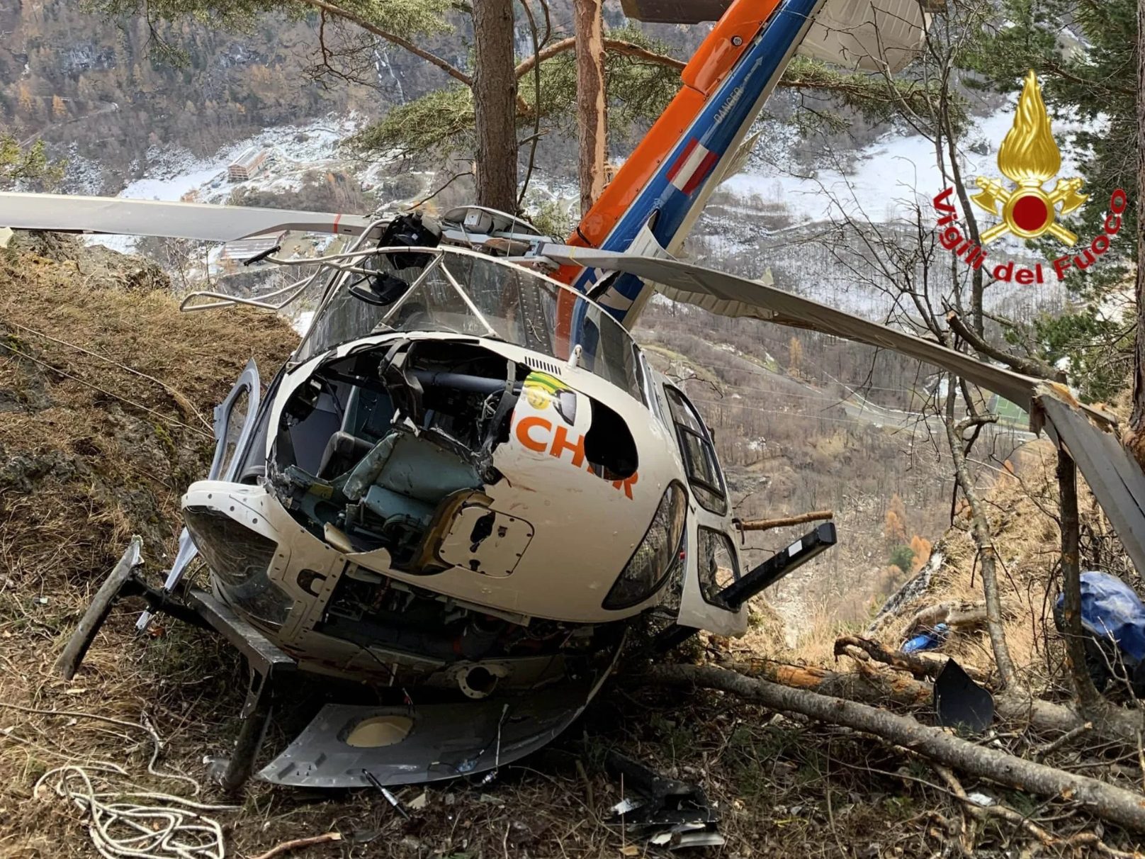 Ein Foto der Feuerwehr Sondrio zeigt den abgestürzten Helikopter