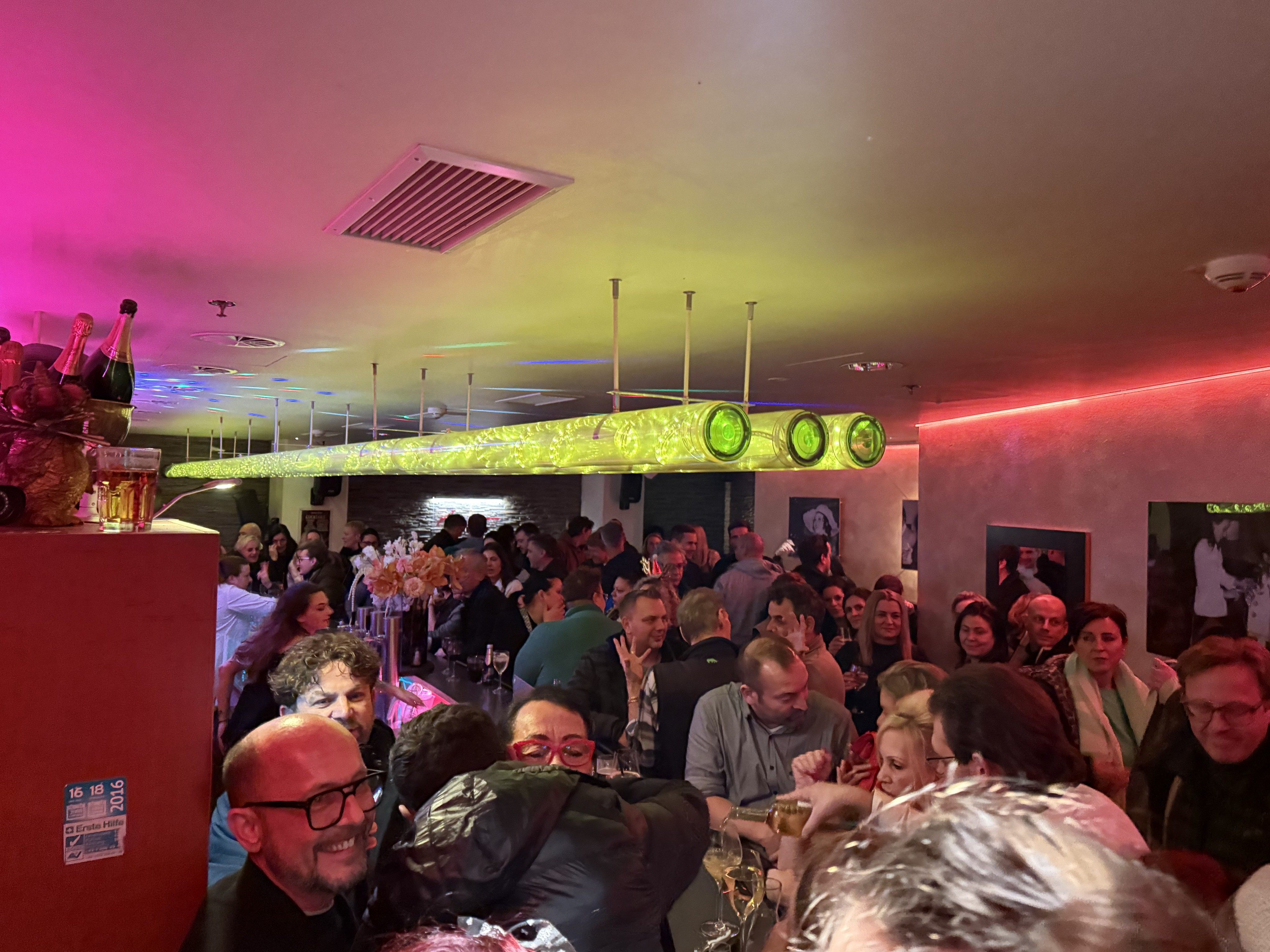 Schon vor 22.30 Uhr drängten sich die Gäste dicht an dicht in der Anette Bar: Am letzten Abend war das Kultlokal in Bregenz vollständig gefüllt.